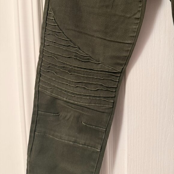 ⭐️$5, spend over $20 - Forever 21 Denim edgy skinny jeans in forest green - Picture 7 of 10